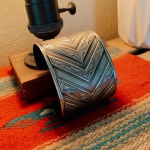 Adjustable Montana silversmiths cuff 2“ wide